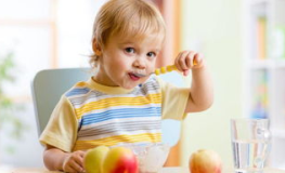 娱乐吃瓜君宝宝倒水,揭秘宝宝倒水背后的温馨瞬间